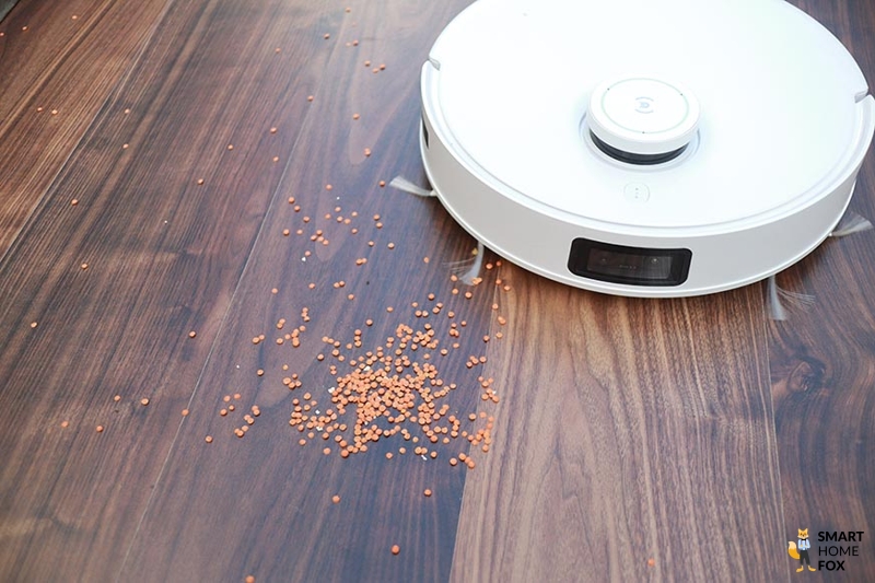 Ecovacs Deebot T10 reinigt Linsen auf einem Laminatboden im Saugtest.